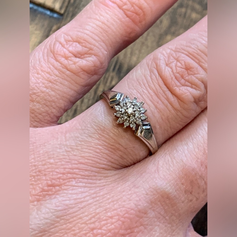 10 KT Gold Diamond Ring
